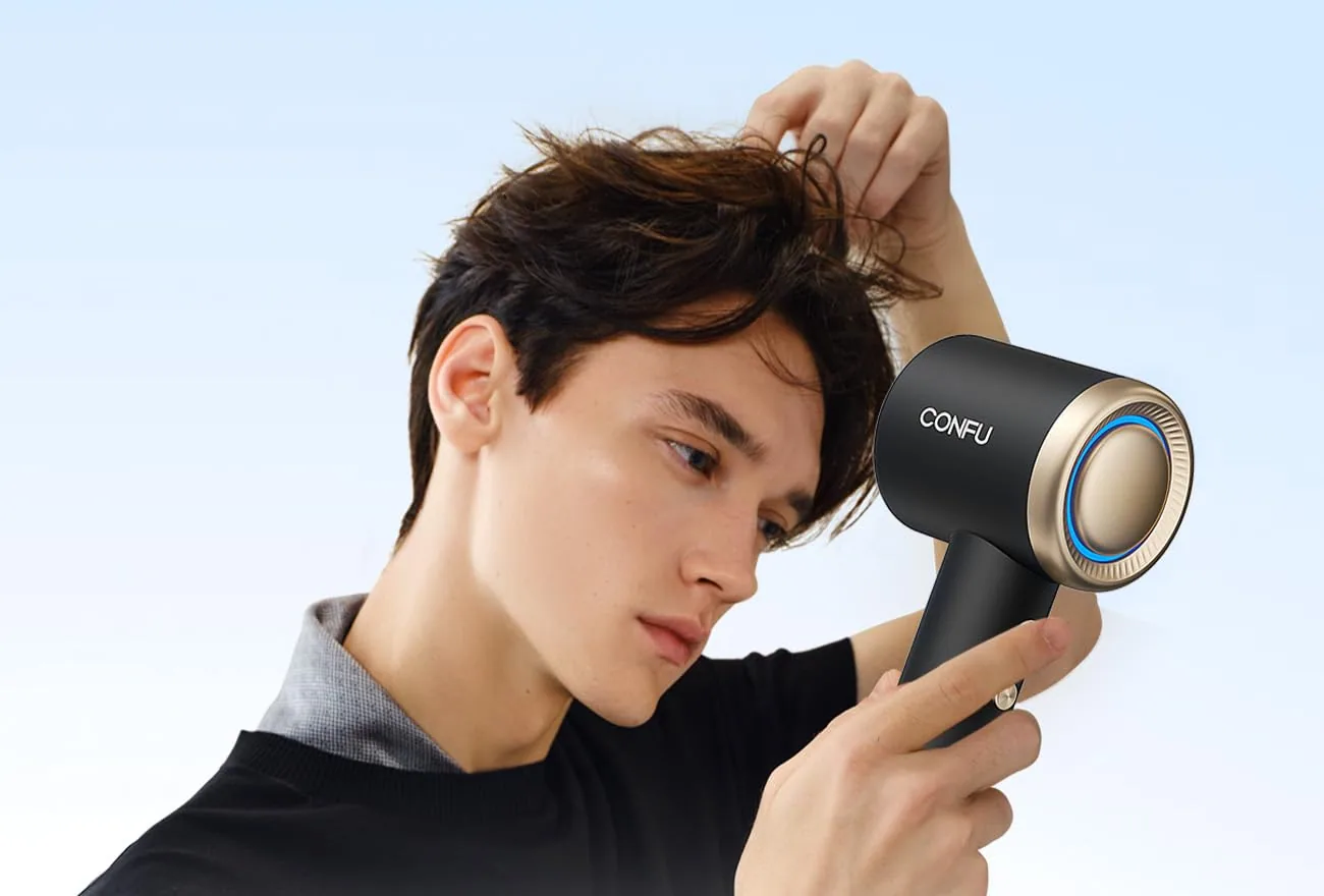 A man drying his hair with the black CONFU F11 high-speed dryer